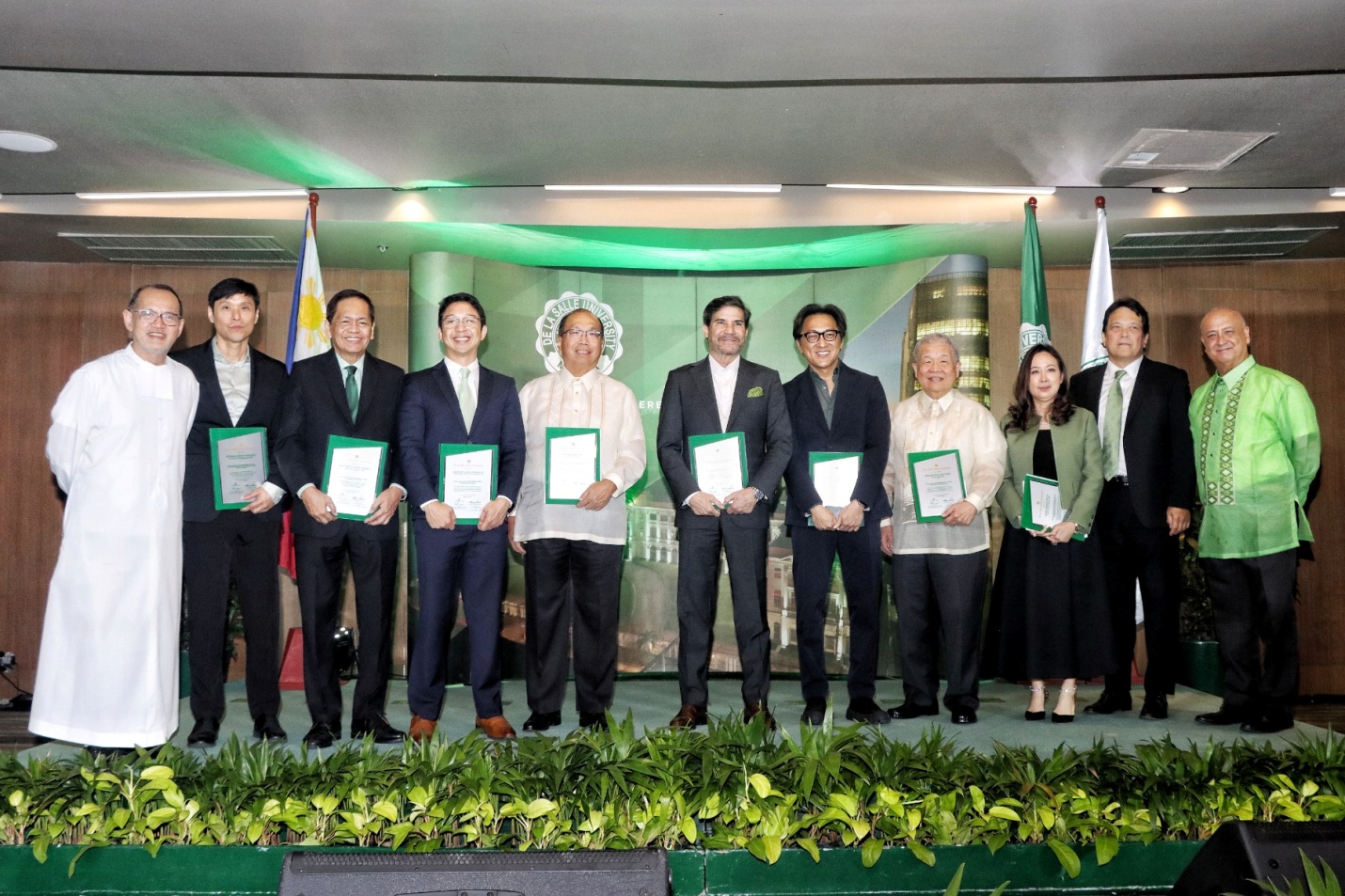 C:\Users\GCPI-ROBBY\Desktop\MINERVA STOCK ARTICLE\DLSAA Award.jpg