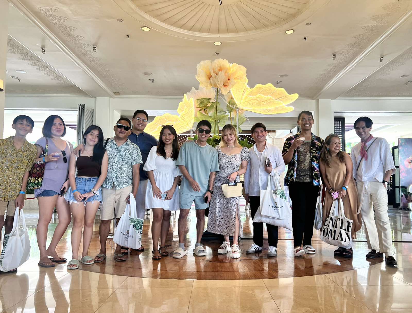 C:\Users\GCPI-ROBBY\Desktop\PRS\SHANGRILA OFFICIAL PR SUMMER SPIRIT\Media Friends with Shangri-La Mactan Team.jpg