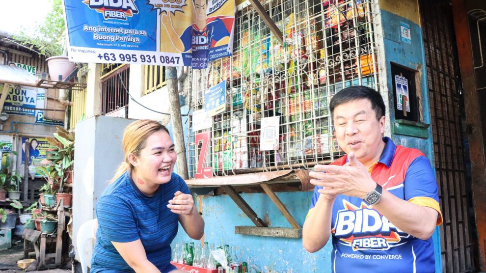 C:\Users\GCPI-ROBBY\Desktop\CONVERGE FINAL RESULTS BRIEFING MARCH 18, 2024\Dennis Uy with a Bida customer in CEBU (1).jpg