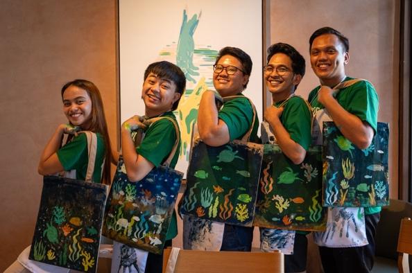 A group of people holding bags AI-generated content may be incorrect.