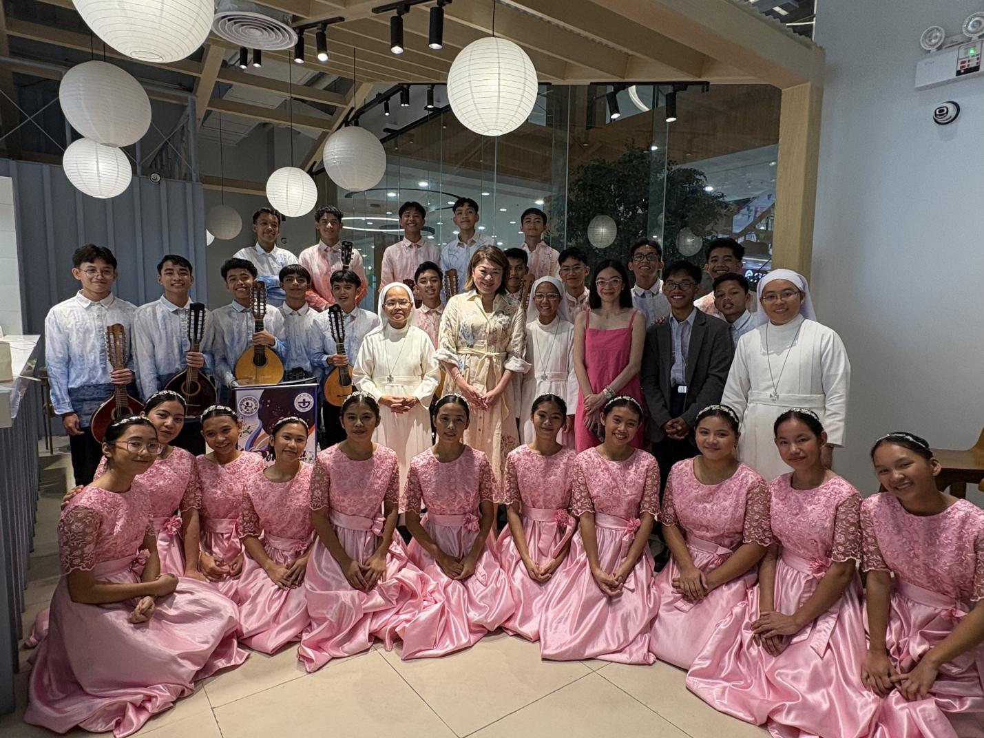 Group Photo of Jaqueline Ng, Co-founder of Big Bad Wolf Books, and Ley Almeda, Country Head of BBW Philippines, with Boystown and Girlstown(1)