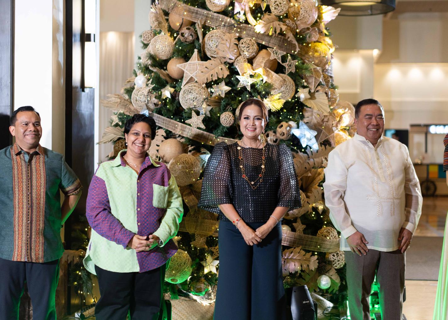 03 Tree of Joy lighted by (L-R) Seda Ayala Center Cebu’s Financial Controller Ruben Bancaya, AyalaLand Hospitality’s Head of Marketing and Commercial Roshan Nandwani, Cluster General Manager Gwen Dela Cruz, (1)