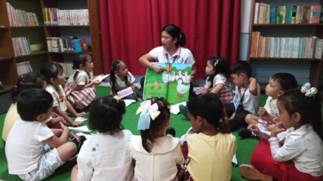 Childlink teacher teachng the students